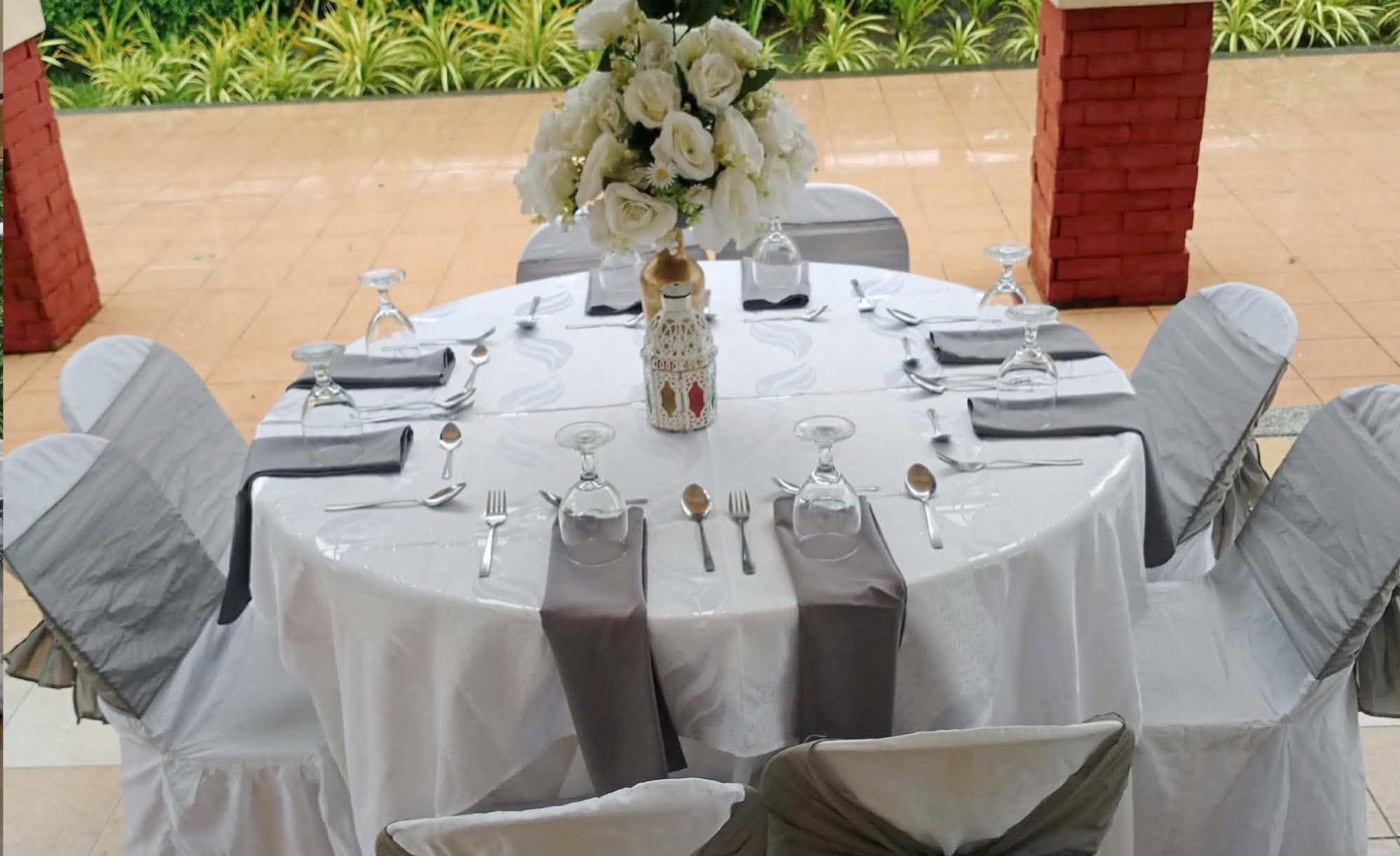 A real Lariosa's Catering place setting, white linen with gold accents